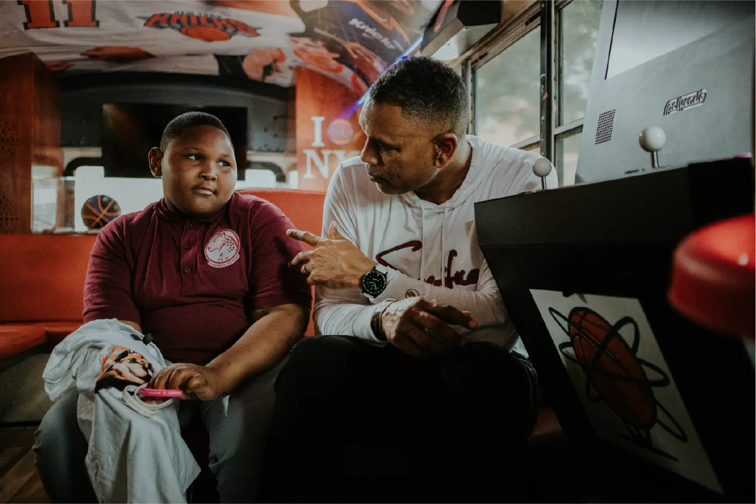 Allan Houston mentoring a young student