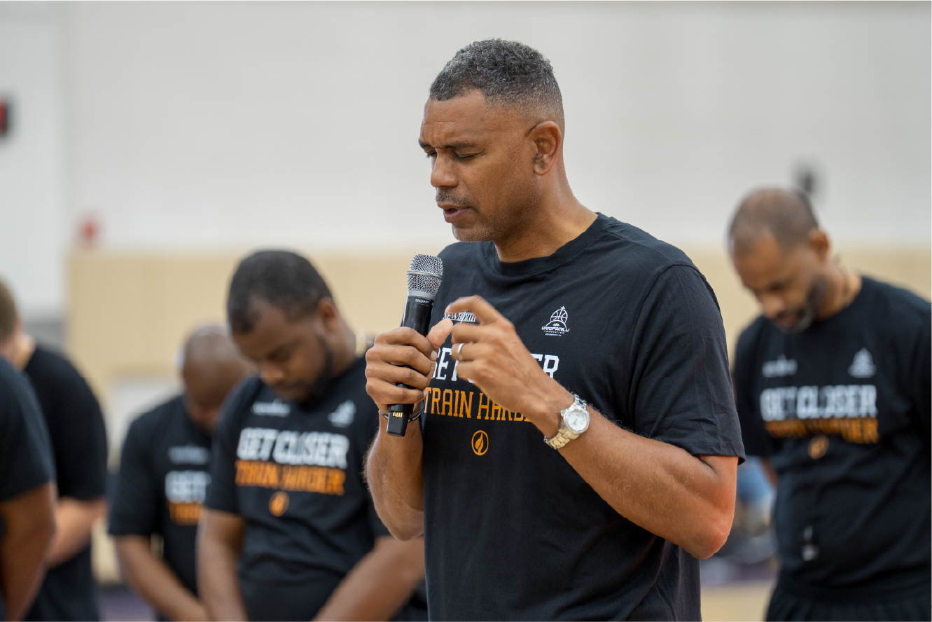 Allan Houston leading prayer