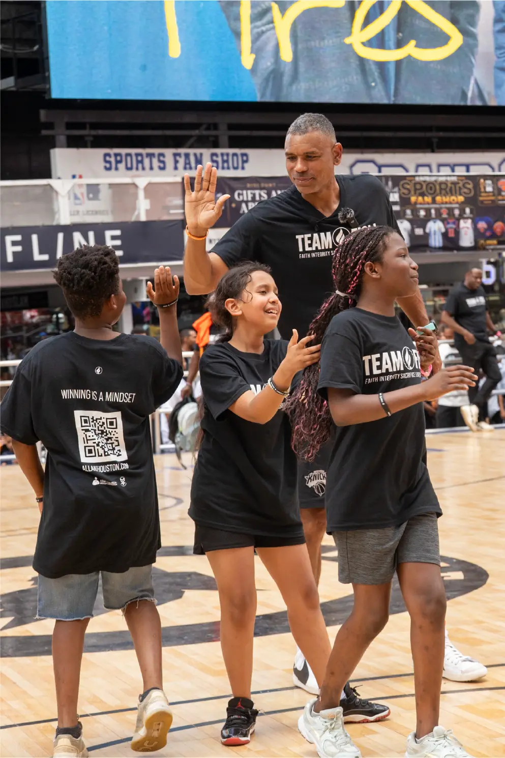 Allan Houston high-fiving kids on court