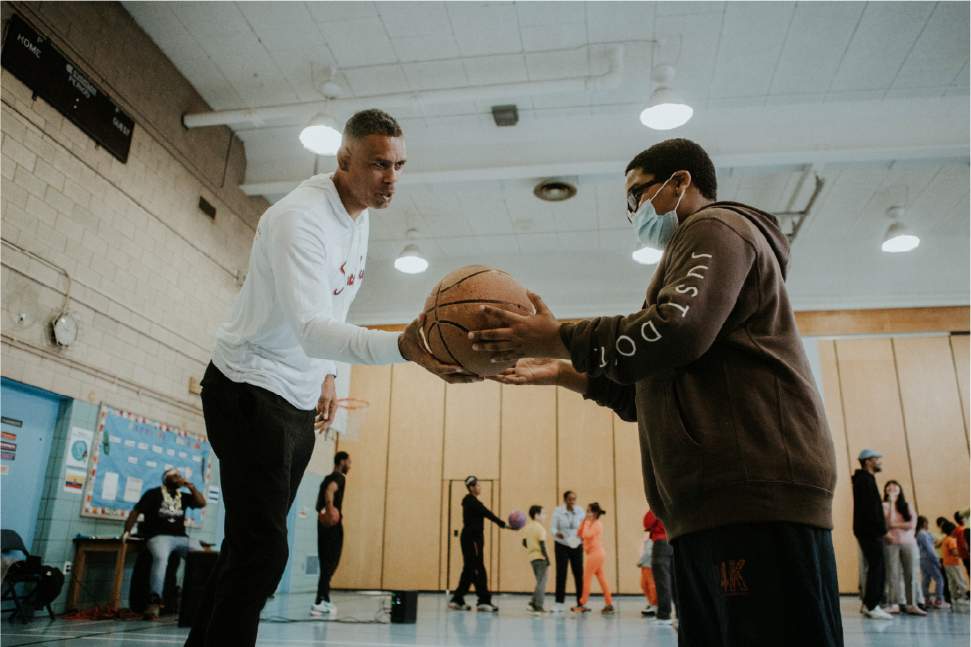 Allan Houston coaching a young player